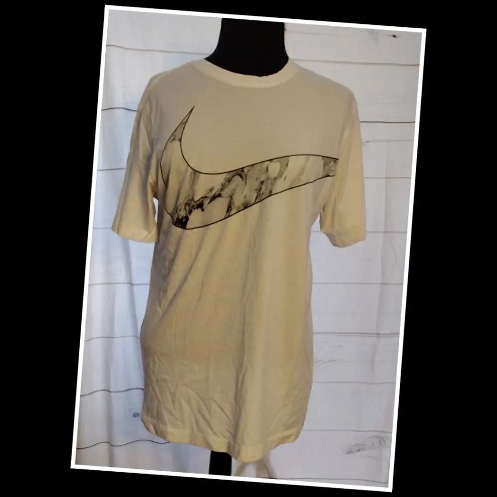 The NIKE Tee Medium Dri-fit whit short sleeved t-shirt